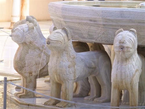 アルハンブラ宮殿のライオン宮のライオンの噴水