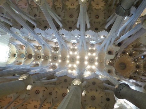 スペイン・バルセロナのサグラダファミリアの聖堂の天井
