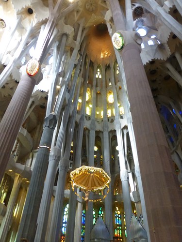 スペイン・バルセロナのサグラダファミリアの聖堂の柱