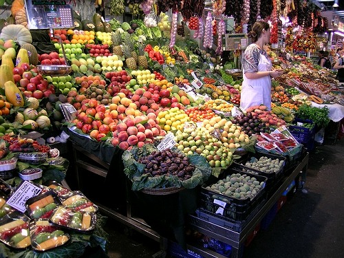 スペイン・バルセロナのサンジュセップ市場(ボケリア)のフルーツ専門店