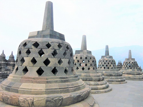 インドネシアのボロブドゥール遺跡の小ストゥーパ