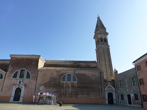 イタリア・ベネチア近くのブラーノ島のサン・マルティーノ教会