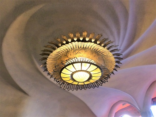 スペイン・バルセロナにあるカサ・バトリョの天井ランプ