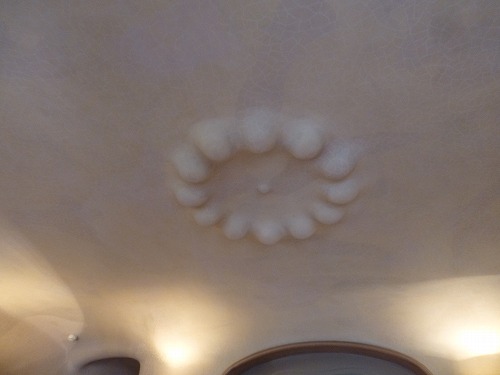 スペイン・バルセロナにあるカサ・バトリョの天井のミルククラウン模様