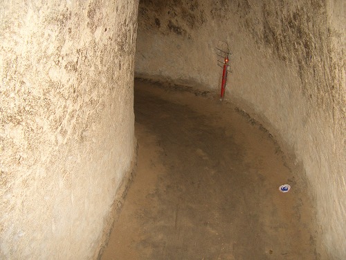 ベトナム・クチ(ベンディン)の地下トンネル内部