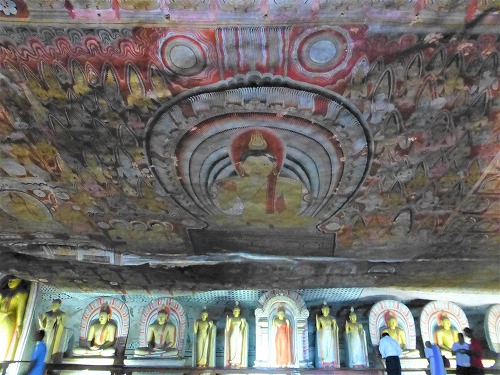 ダンブッラ石窟寺院内の天井が