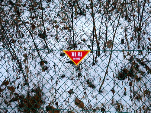 DMZツアー：臨津閣ヌル公園の展望台までの道にある地雷注意の看板