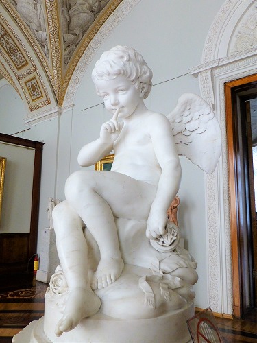 ロシア・サンクトペテルブルクのエルミタージュ美術館に展示されている天使の像