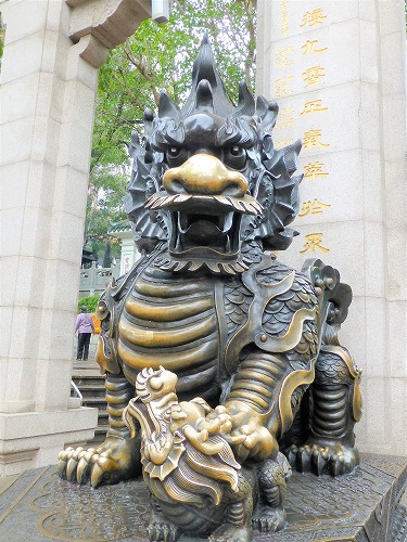 香港の黄大仙祠の麒麟の像