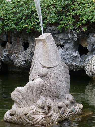 香港の黄大仙祠の庭園の鯉の噴水