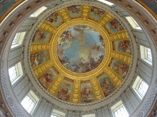 フランス・パリにあるアンヴァリッドのドーム教会の内装