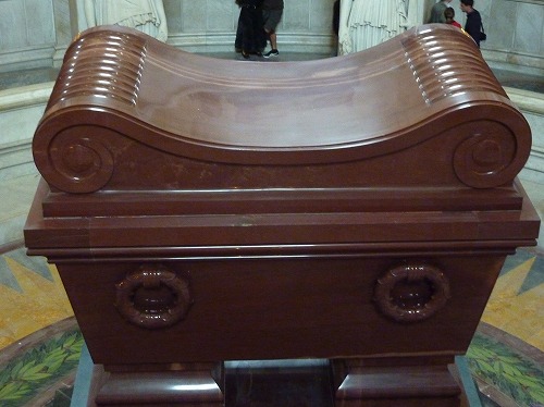 フランス・パリにあるアンヴァリッドのドーム教会地下にあるナポレオンの棺