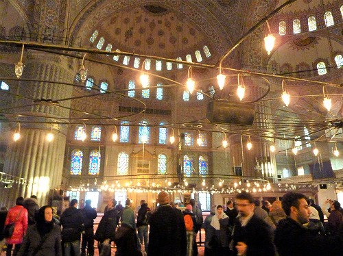 トルコ・イスタンブールにあるスルタンアフメト・モスク内部