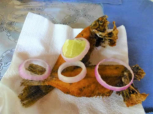 スリランカのレストランjada foodで食べたあげた魚
