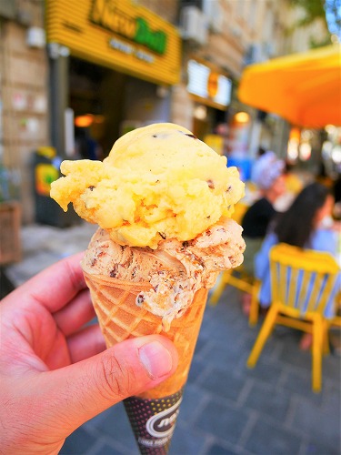 エルサレム新市街にあるアイスクリーム店Katsefetで注文したアイスクリーム(パッションフルーツ＆エスプレッソ味)