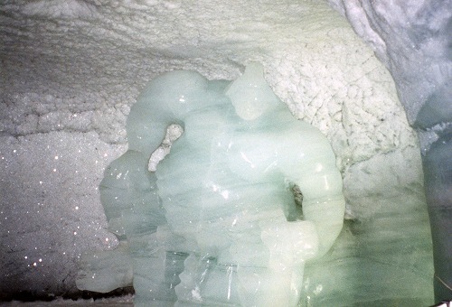 スイスのユングフラウヨッホにあるアイスパレス（氷の力士像）