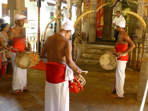 スリランカのキャンディにある仏歯寺での儀式(プージャー)