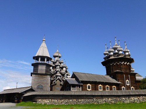 ロシア・キジ島にあるプレオブラジェーンスカヤ教会＆ポクロフスカヤ教会＆鐘楼