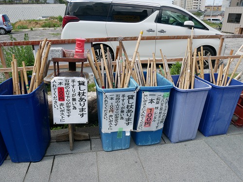 金刀比羅宮の表参道で貸し出されている杖