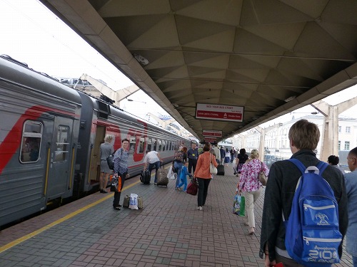 ロシア・モスクワのレニングラード駅のプラットフォーム