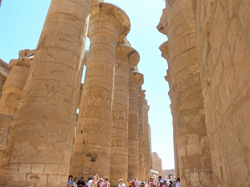 エジプト・ルクソールのカルナック神殿（アメン大神殿）にある柱列