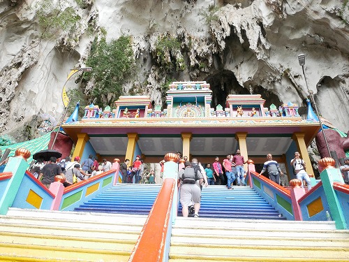 マレーシアのバトゥ洞窟へ続く階段