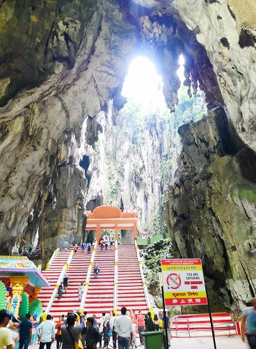 マレーシアのバトゥ洞窟の内部