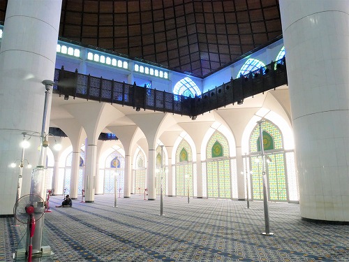 マレーシアのシャー・アラムにあるブルーモスク内部