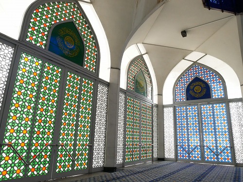 マレーシアのシャー・アラムにあるブルーモスク内部