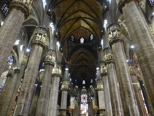 イタリア・ミラノのドゥオモ(大聖堂)内部