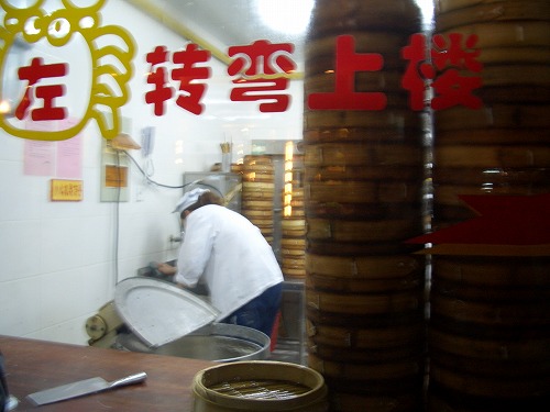 中国・上海の南翔饅頭店（豫園本店）の調理の様子
