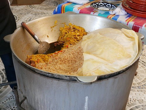 プロフ店「Sharof Bobo Oshxonasi」の店頭で作られているプロフ