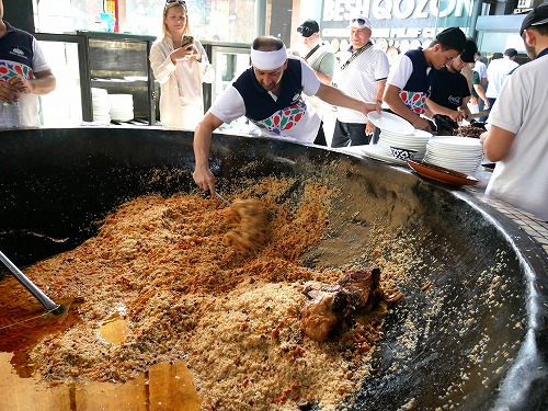 プロフ店「Besh Qozon」で作られているプロフ