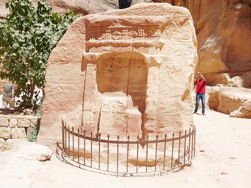 ペトラ遺跡(ヨルダン)のシークにある石板（ウッザーとドゥシャラー）