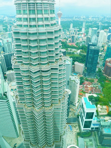 マレーシア・クアラルンプールのペトロナスツインタワーのオブザーベーションデッキから見たタワー別棟
