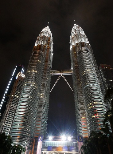 マレーシア・クアラルンプールのペトロナスツインタワー（ライトアップ）