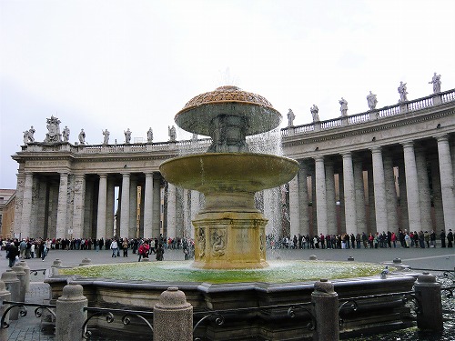 バチカン市国のサン・ピエトロ広場の噴水