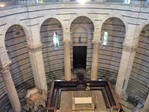 イタリア・ピサにある洗礼堂内部