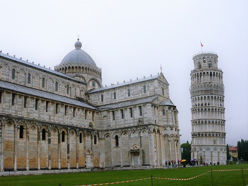 イタリア・ピサにあるドゥオモとピサの斜塔(鐘楼)