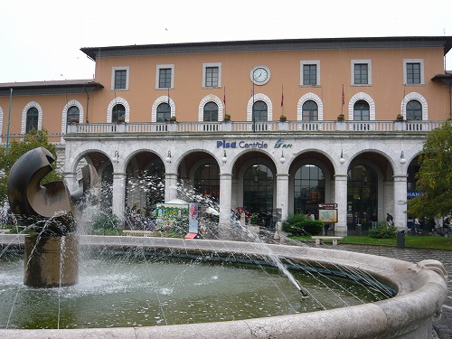 イタリアのピサ中央駅前の噴水