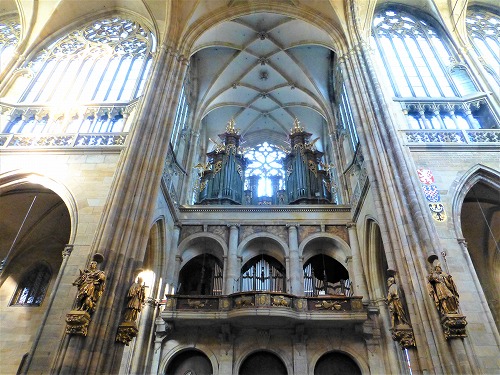 チェコ・プラハのプラハ城内にある聖ヴィート大聖堂内部
