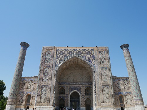 サマルカンドのレギスタン広場に建つウルグベク・メドレセ