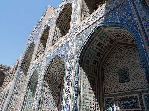 サマルカンドのレギスタン広場に建つウルグベク・メドレセ