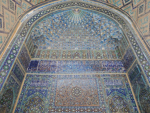 サマルカンドのレギスタン広場に建つウルグベク・メドレセ