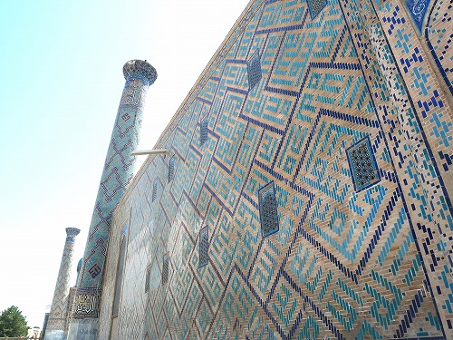 サマルカンドのレギスタン広場に建つウルグベク・メドレセ