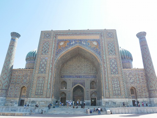 サマルカンドのレギスタン広場に建つシェルドル・メドレセ