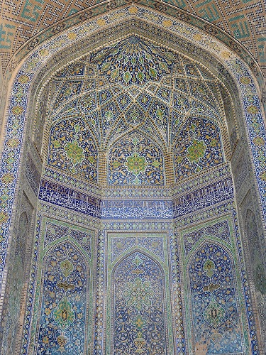 サマルカンドのレギスタン広場に建つシェルドル・メドレセ