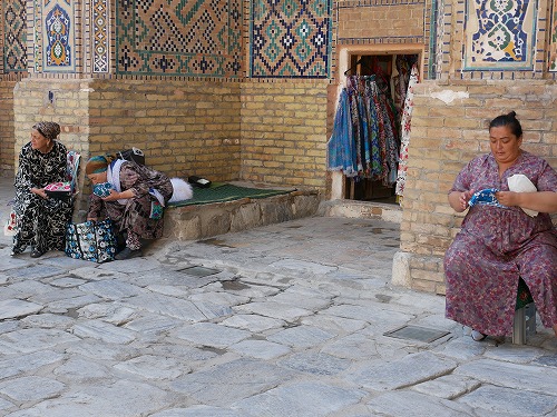 サマルカンドのレギスタン広場に建つシェルドル・メドレセのスザニ刺繍の土産店