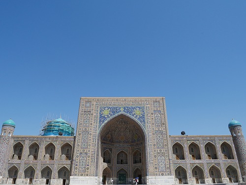 サマルカンドのレギスタン広場に建つティラカリ・メドレセ