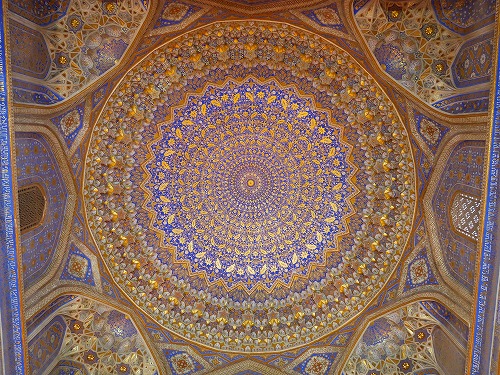 サマルカンドのレギスタン広場に建つティラカリ・メドレセの礼拝所